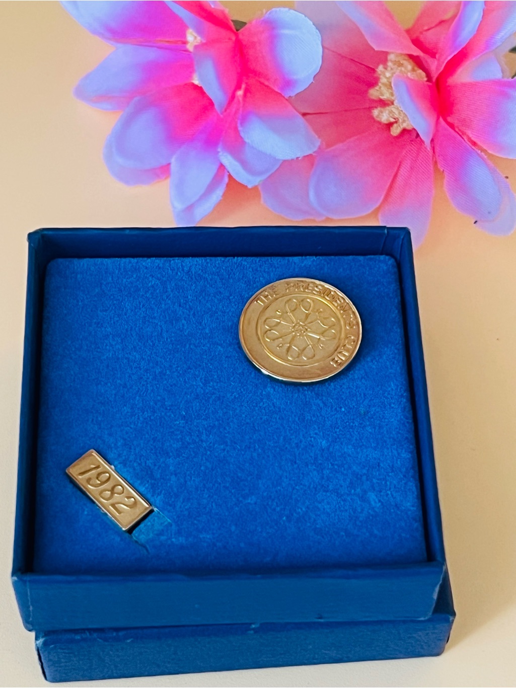 Avon Gold 1982 Pin The President Club In Blue Presentation Box